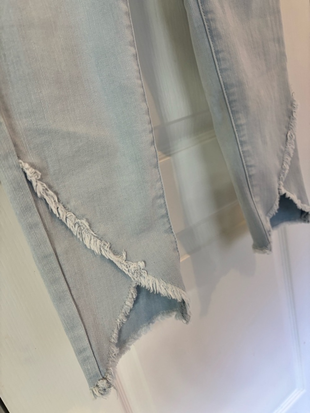 Seven7 Women's Size 10 Light Wash Denim Frayed V Hem Distressed Ankle Jeans - Picture 2 of 5